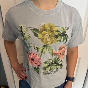 O'Neill Light Gray T-Shirt with Subtle Floral Design